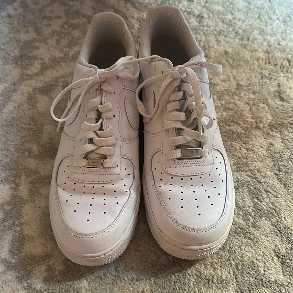 EUC Nike Men’s Air Force 1 ‘07 White Athletic Sneakers‎ 12